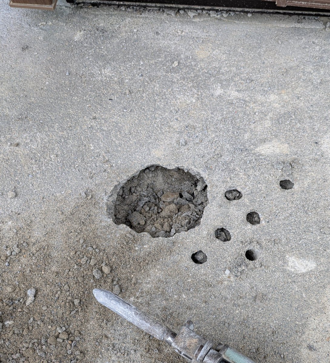 Yukiguni_K_'s tweet photo. 新築の現場で玄関のタイル工事に来たら下地のコンクリが浮いてる感じがしたので斫ってやり直す事に。
①とりあえずハンマーで叩いてみる
②ピックでつついてみると簡単に穴が空く
③コンクリかと思いきや砕石の上に3cm程のモルタルが打ってあるだけ
④酷すぎる手抜き工事だと話題に
#クソ現場祭り2026 https://t.co/pz8uovWU95