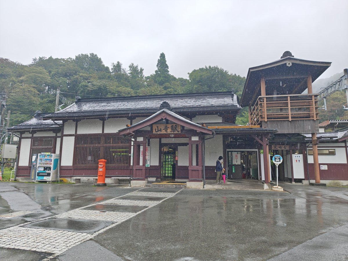 Yuki_55555's tweet photo. 山寺（宝珠山立石寺）に行ってきました。
時折雨降る中1015段上りました。
山寺一のビュースポットは真っ白〜 https://t.co/3vdVE7oqWC