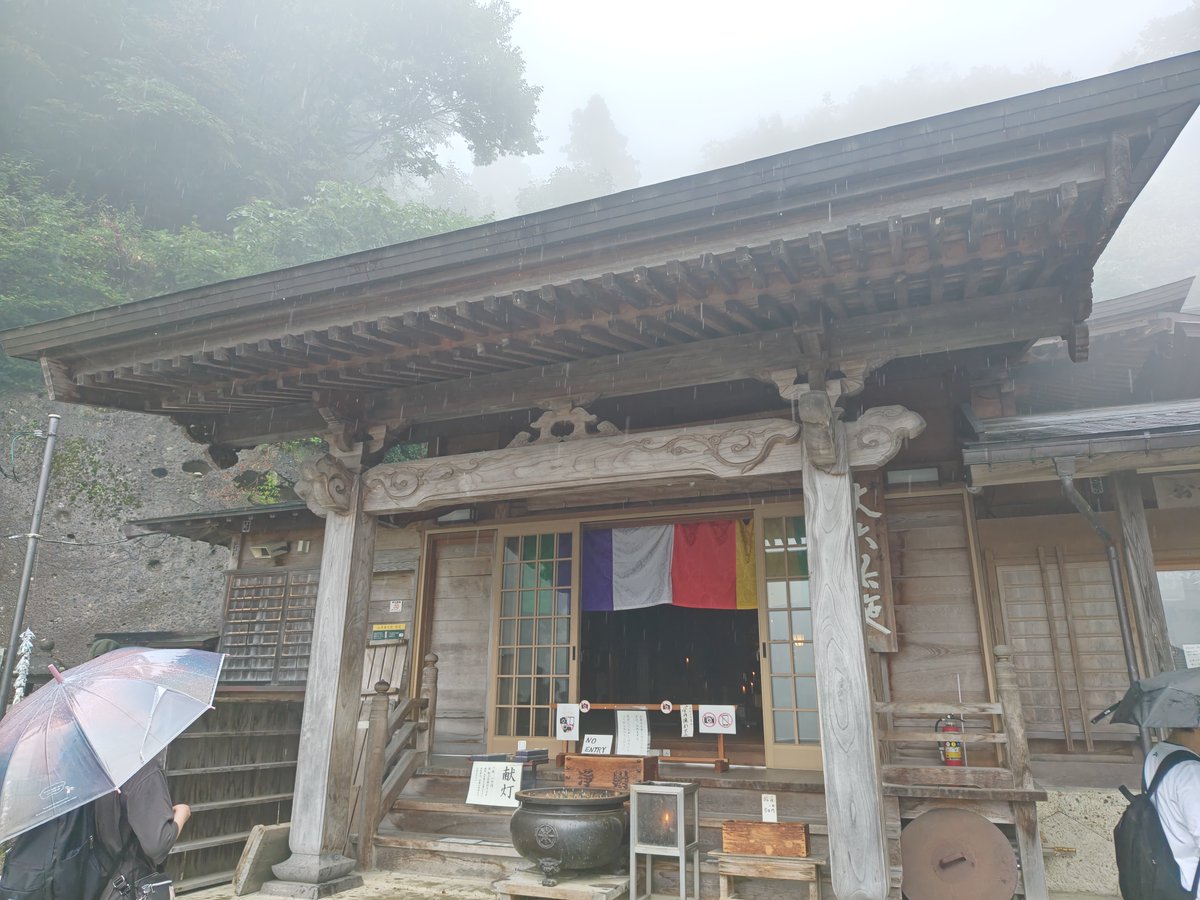 Yuki_55555's tweet photo. 山寺（宝珠山立石寺）に行ってきました。
時折雨降る中1015段上りました。
山寺一のビュースポットは真っ白〜 https://t.co/3vdVE7oqWC