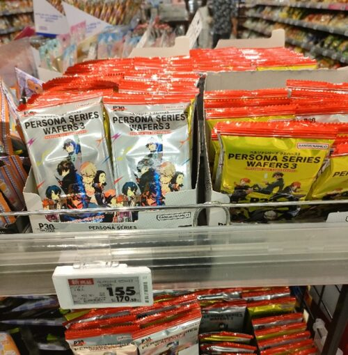 shimapatobu's tweet photo. ペルソナシリーズ ウエハース3 ～30周年記念～取扱い店はどこ？コンビニは？配列や再販売まとめ！フラゲは？イオン、ローソンも！メタリックプラカードは全30種類！

https://t.co/RNLqJH3bWM

イオンでも9/21に大量に入荷していました！　

#食玩　#ペルソナ

9月21日（月）より新発売！ https://t.co/zC5d3Y4orF