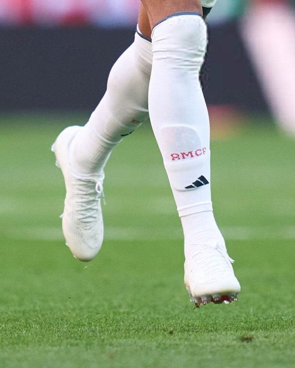 _BeFootball's tweet photo. 🚨 KYLIAN MBAPPÉ 🇫🇷 A MASQUÉ LA VIRGULE NIKE SUR SES CRAMPONS LORS DU DERBY ! 👟🫣

Tout juste engagé avec On, il a camouflé le swoosh sur ses crampons face à l'Atlético.

Ambassadeur et actionnaire de la marque suisse, il tourne la page après 20 ans chez Nike.

(@RMCsport) https://t.co/iDlz57vTCb