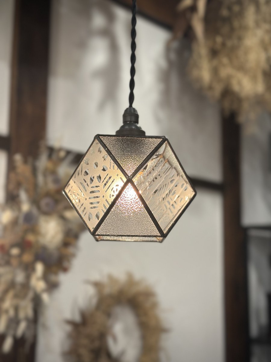 s_moineau's tweet photo. POLYGON｜PENDANT LAMP
GLASS｜小紋 × モール × 梨地

モールの向こうから
〈小紋〉のレース模様が
そっと顔を覗かせる。

和紙のやわらかさとはまた違う、
ガラスならではの透明感をまとった
「和」のあかりをお愉しみください。

#soluna_by_moineau https://t.co/ZAd7Mjs7fN