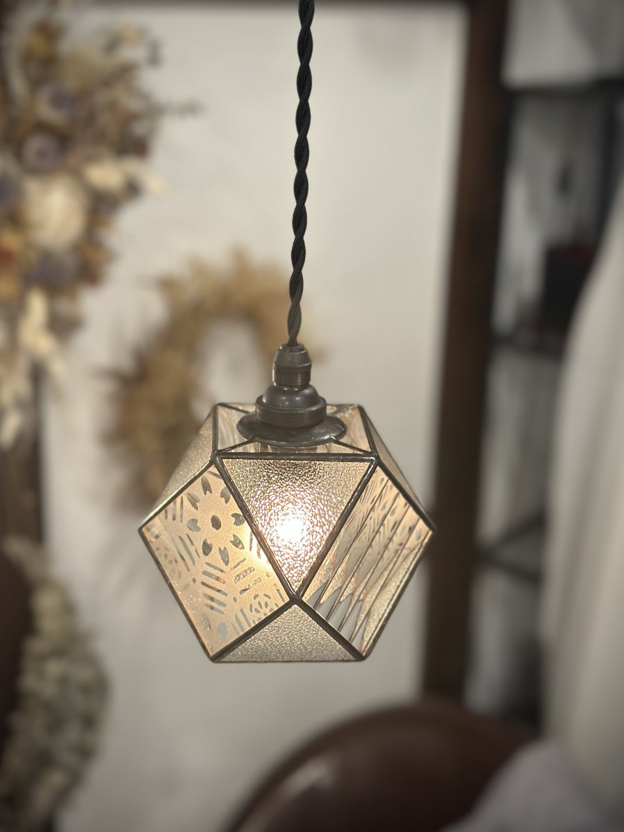 s_moineau's tweet photo. POLYGON｜PENDANT LAMP
GLASS｜小紋 × モール × 梨地

モールの向こうから
〈小紋〉のレース模様が
そっと顔を覗かせる。

和紙のやわらかさとはまた違う、
ガラスならではの透明感をまとった
「和」のあかりをお愉しみください。

#soluna_by_moineau https://t.co/ZAd7Mjs7fN