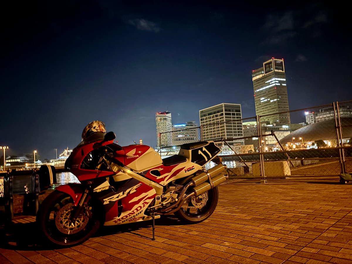 dennsetu2006427's tweet photo. 夜🌙は割と気持ちよく走れる!
クルマも少ないし♫
夜景✨️は夜景でバイクも映える
#サンポート高松
#rvf
#v4 https://t.co/p5k3sGMVj4