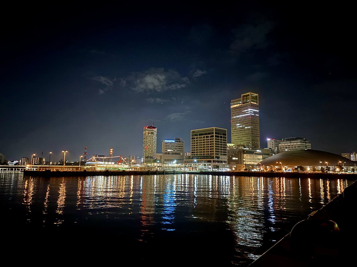 dennsetu2006427's tweet photo. 夜🌙は割と気持ちよく走れる!
クルマも少ないし♫
夜景✨️は夜景でバイクも映える
#サンポート高松
#rvf
#v4 https://t.co/p5k3sGMVj4