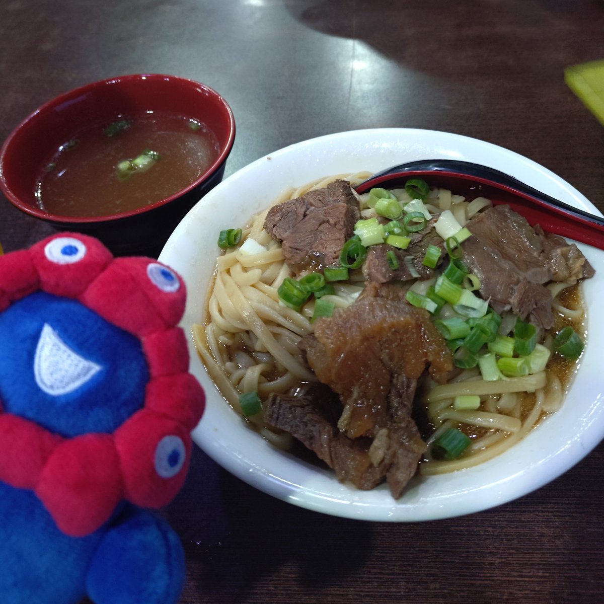 riko_ynz's tweet photo. 2026年夏の台湾のきろく21
#港園牛肉麵 で 牛肉拌麵（150）元。
大人気のお店で、夕方の訪問時も店中は満席で、外の席でいただくことに。熱々の汁なし麺をよくまぜまぜ。こってり味で、きざみニンニクも入れればさらに美味。お肉もほろほろ😇
#もっちりミャクミャク #高雄旅行 https://t.co/fNGVx7lJao