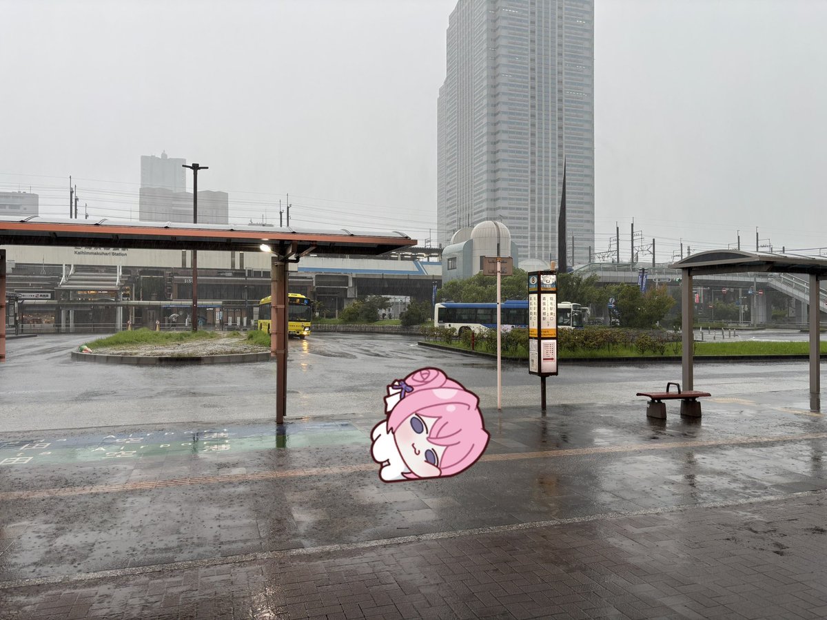 PMgamer_asami's tweet photo. 雨が酷くなってきた💦
撤退ッ！撤退ーッ‼️😱🌧

いよいよ海浜幕張駅もヤバイです
水溜りが川の様に流れてる💦

これからホテルに向かいます！
ギタドラ🎸楽しかったよ😉 https://t.co/q8VTGSJH6L