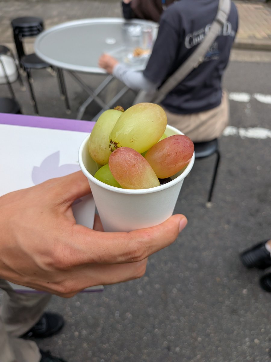 hatamado_imaike's tweet photo. 🏮今池祭り🏮

事業所も少しお祭りムードです😊✨

たこ焼きの「タコ」で盛り上がったり🐙
おいしいブドウを食べたり🍇
賑わう街を皆さんと一緒に歩いたり♪

いつもとはちょっと違う街の雰囲気を、楽しむことができて、とても楽しかったです☺️
ありがとうございました！

#今池祭り #今池  #就労移行 https://t.co/hLH7wmYqbA
