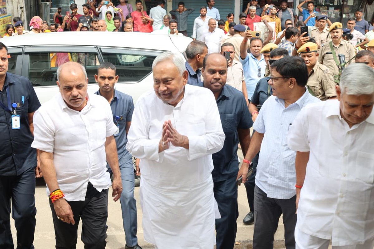 Jduonline's tweet photo. जद (यू) के राष्ट्रीय अध्यक्ष, बिहार के पूर्व मुख्यमंत्री एवं माननीय राज्यसभा सांसद श्री @NitishKumar जी बख्तियारपुर स्थित अपने आवास पहुँचे।

वहाँ स्थानीय लोगों ने उनका आत्मीय भाव से अभिनंदन किया। माननीय नीतीश जी ने सभी का अभिवादन स्वीकार किया और आमजनों से भेंट कर उनका कुशल-क्षेम जाना।

#Bakhtiyarpur #Bihar #NitishKumar 
#JDU #JanataDalUnited