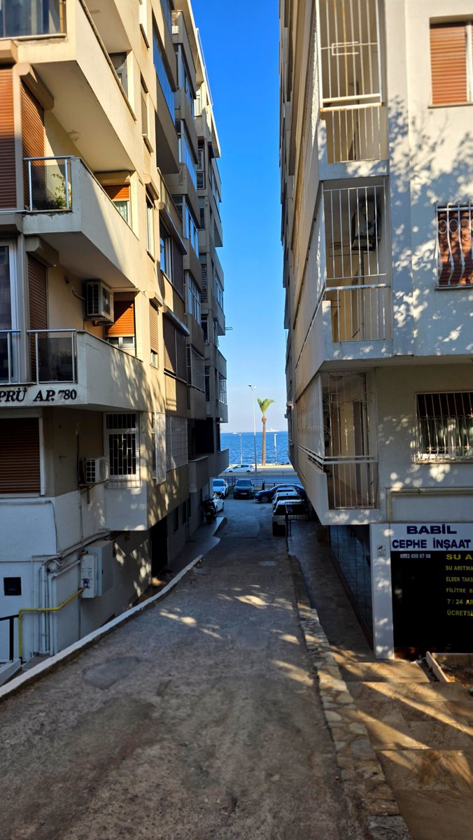 Mahurleyan's tweet photo. Ara sokaklardan denizi görebilmek için şehir değiştirdim https://t.co/U0tkt5xVLG