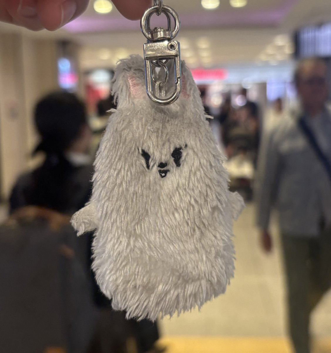 min_loves2's tweet photo. 『拡散希望』
難波駅からなんばパークスに向かう途中の高島屋の前の通路に落ちていました。

こちらで一旦保護してますので、お心当たりのある方ご連絡ください🙇‍♀️

straykids スキズ 落とし物 リノ リービット
FINGER PUPPET KEY HOLDER https://t.co/Bsu34GEyW0