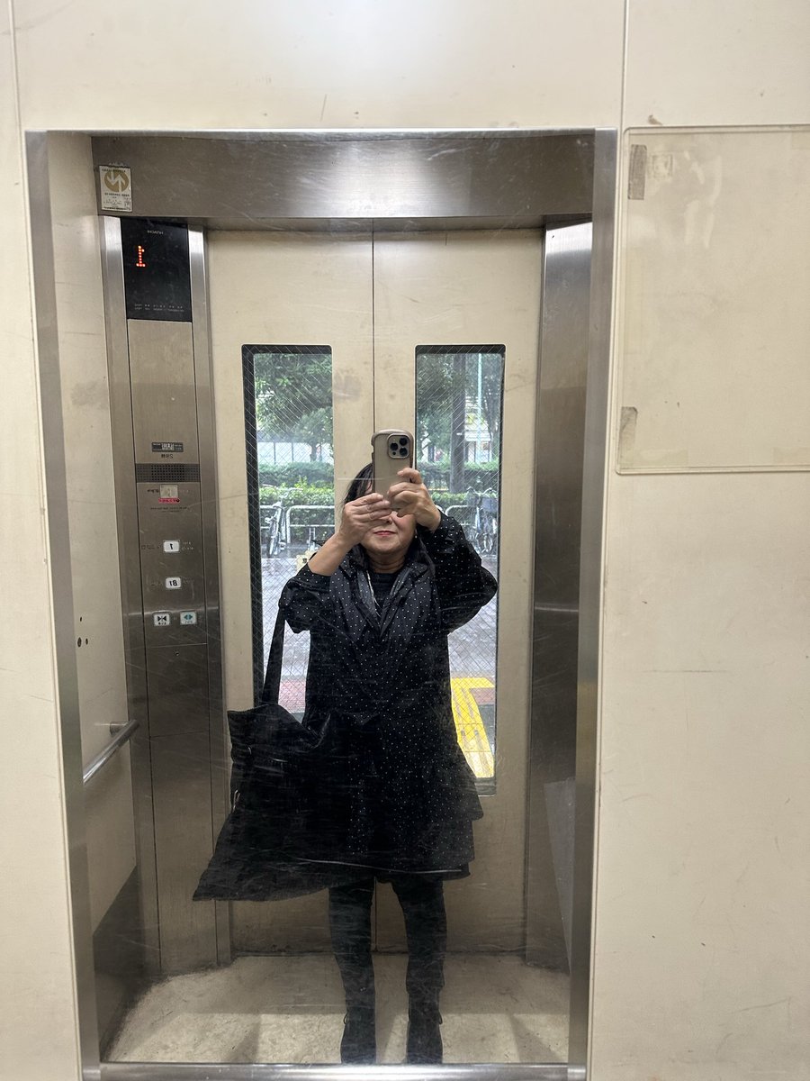 lilicoco0901's tweet photo. これから六本木で夢フェスタプロジュース、Sasammyのライブに行きます💓
台風🌀なんてこわくないもん‼️第二弾(今回はちょっと怖い😱)
万全の準備をして(お泊まりセット持ち)
念の為1時間早く家を出て...
レインコートも着て...
行ってきまーす♪
雨ニモマケズ風ニモマケズ...
#Sasammy https://t.co/8b0eFfm19T