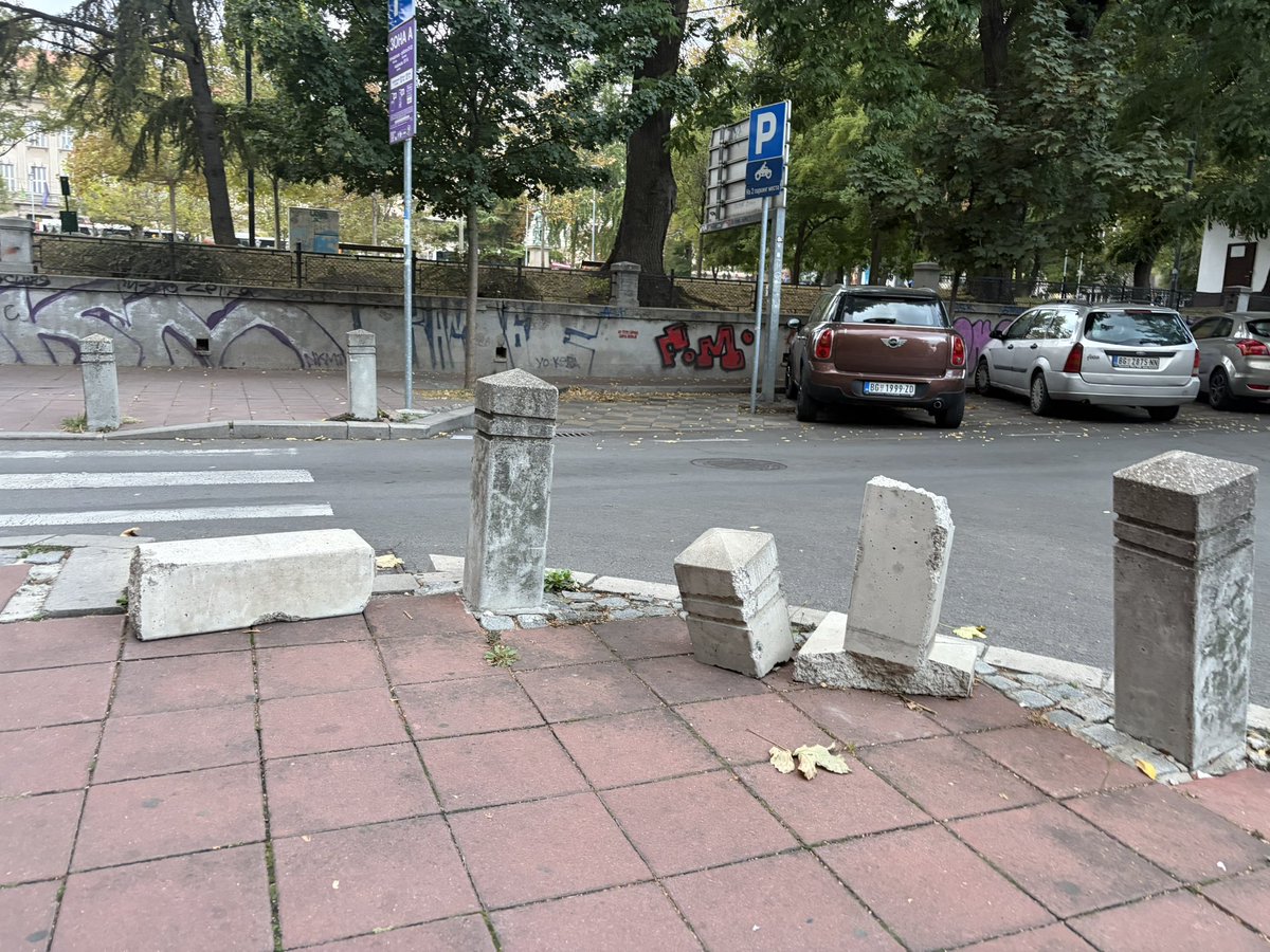 SCetinjsku's tweet photo. Kidate ovo upravljanje gradom @Cuckovicm 
Kuća vam izgledala kao što izgleda Beograd pod vašim neradom. https://t.co/GPkRpFjopd
