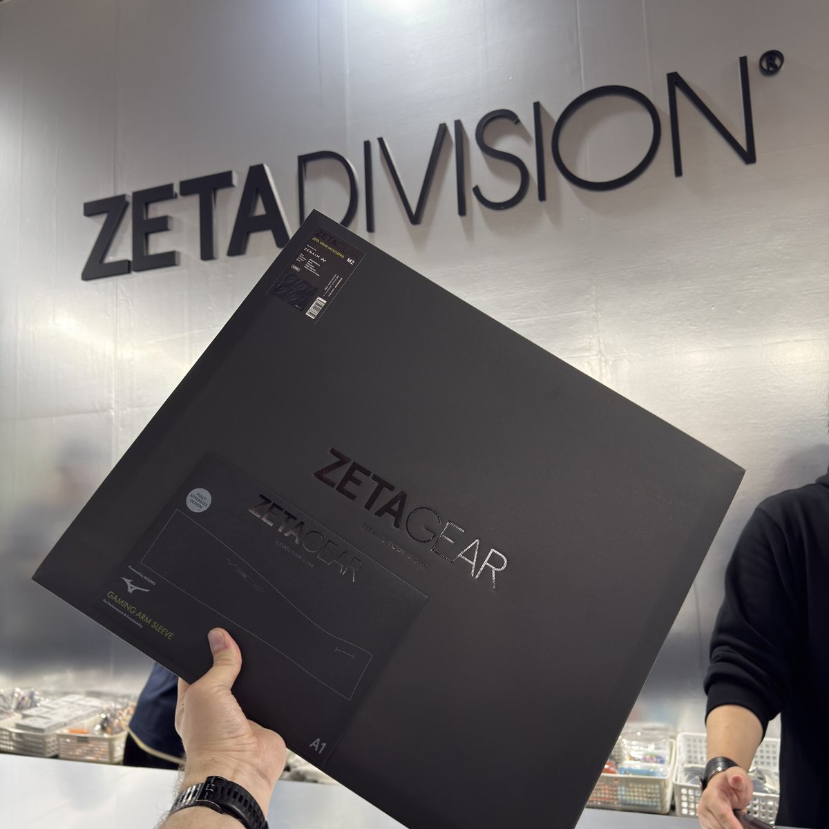 Mr_pudlik_'s tweet photo. ずっと欲しかった@zetadivisionのゲーミングアームスリーブ。
実際にブースに行って、@GANYMEDE_Incのスタッフの皆さんとお話ししていたら、なんと新しいマウスパッドとゲーミングアームスリーブをプレゼントしていただきました😱
これは僕の一生の宝物になりそうです🥹🫶
#ZETAWIN #TGS26 https://t.co/DEXlR1iz04