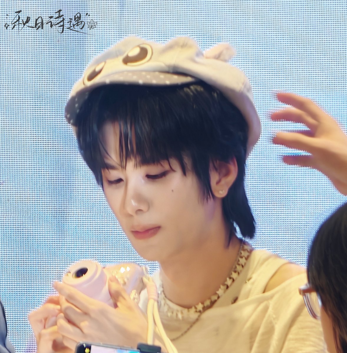 xiaoshilovesave's tweet photo. auausave咋这么帅这么萌这么配！
有人能懂我一下吗，save戴着这个帽子拍拍立得真的好乖好萌！

OCEAN WHISPERS TO AAS
#AuauSaveOceanWhispersFanSign
#auautnp #savewrg  #auausave https://t.co/nwAJ9W0Rg0