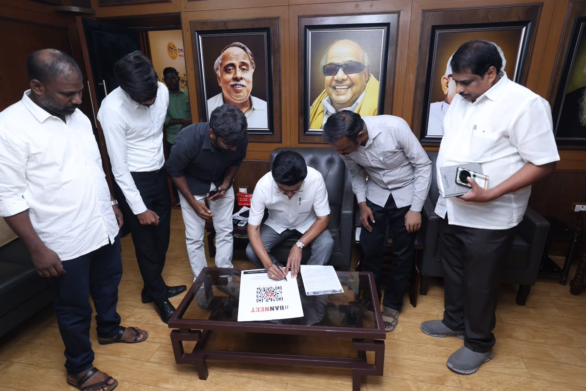 arivalayam's tweet photo. நீட் எதிர்ப்புக் கூட்டியக்கம் – தமிழ்நாடு நிர்வாகிகள் கழகத் தலைவர் திரு.மு.க.ஸ்டாலின் அவர்களுடன் சந்திப்பு!

நீட் தேர்வுக்கு எதிராகத் தொடர்ந்து போராடி வரும் “நீட் எதிர்ப்புக் கூட்டியக்கம் – தமிழ்நாடு” அமைப்பின் நிர்வாகிகள், இன்று (21-09-2026) காலை, சென்னை - அண்ணா அறிவாலயத்தில், திராவிட முன்னேற்றக் கழகத் தலைவர் திரு. மு.க.ஸ்டாலின் அவர்களைச் சந்தித்தனர்.

நீட் தேர்வுக்கு எதிரான போராட்டத்தில் தொடக்கம் முதலே உறுதியோடும் சமரசமின்றியும் செயல்பட்டு வரும் கழகத் தலைவர் அவர்களிடம், நீட் தேர்வை ரத்து செய்ய வலியுறுத்தி தாங்கள் மேற்கொண்டு வரும் செயல்பாடுகள் மற்றும் அடுத்தகட்ட முயற்சிகள் குறித்து கூட்டியக்கத்தினர் விளக்கி, அவரது ஆதரவைக் கோரினர்.

குறிப்பாக, நீட் எதிர்ப்பைத் தமிழ்நாட்டைக் கடந்து இந்திய அளவில் வலுப்படுத்தும் வகையில் #BanNEET இணையவழிக் கையெழுத்து இயக்கத்தை முன்னெடுப்பது, நீட் தேர்வை ரத்து செய்ய வலியுறுத்தும் விழிப்புணர்வுக் காணொலியை வெளியிடுவது, சமூக வலைதளங்கள் வாயிலாகப் பரப்புரை மேற்கொள்வது, அரசியல் கட்சிகள், மாணவர் அமைப்புகள், சமூக இயக்கங்கள் மற்றும் கல்வி உரிமைக்காகக் குரல் கொடுக்கும் அமைப்புகளை ஒருங்கிணைப்பது உள்ளிட்ட தங்களது செயல்பாடுகள் குறித்து எடுத்துச் சொல்லி ஆதரவு கோரினர்.

நீட் எதிர்ப்பு கூட்டியக்கம்- தமிழ்நாடு முன்னெடுக்கும் முயற்சிகளுக்கு ஆதரவு தெரிவித்த கழகத் தலைவர் திரு. மு.க.ஸ்டாலின் அவர்கள், #BanNEET இணையவழிக் கையெழுத்து இயக்கத்தில் கையெழுத்திட்டு தனது ஆதரவையும் பதிவு செய்தார்.