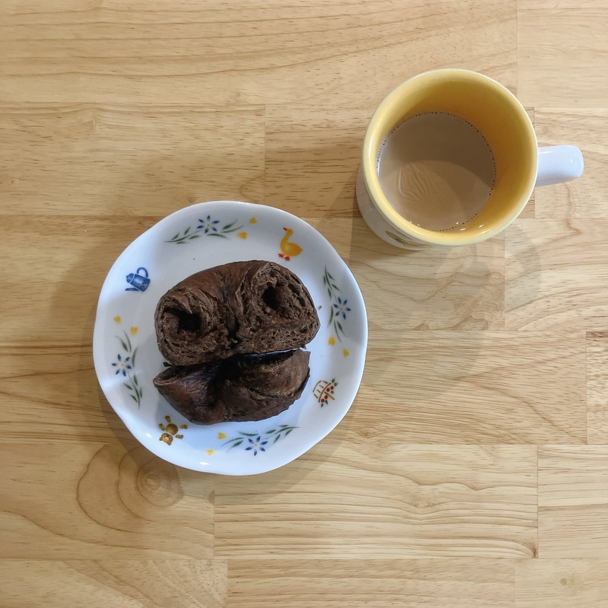 Yuuczs's tweet photo. 🥐Wチョコベーグル
生地もチョコ、中もチョコのチョコまみれベーグル🥰発酵時間長めのふっくら系にした！
#パン作り　#パン記録 https://t.co/IRpJ2rHIv4