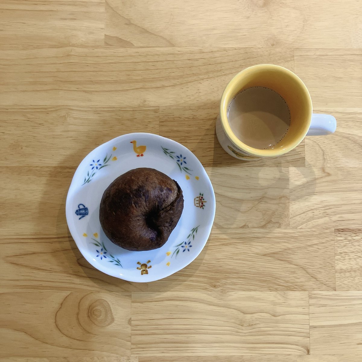 Yuuczs's tweet photo. 🥐Wチョコベーグル
生地もチョコ、中もチョコのチョコまみれベーグル🥰発酵時間長めのふっくら系にした！
#パン作り　#パン記録 https://t.co/IRpJ2rHIv4