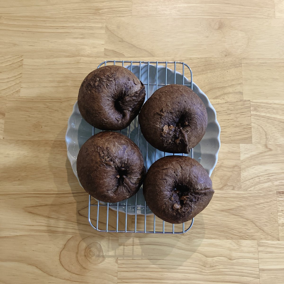 Yuuczs's tweet photo. 🥐Wチョコベーグル
生地もチョコ、中もチョコのチョコまみれベーグル🥰発酵時間長めのふっくら系にした！
#パン作り　#パン記録 https://t.co/IRpJ2rHIv4
