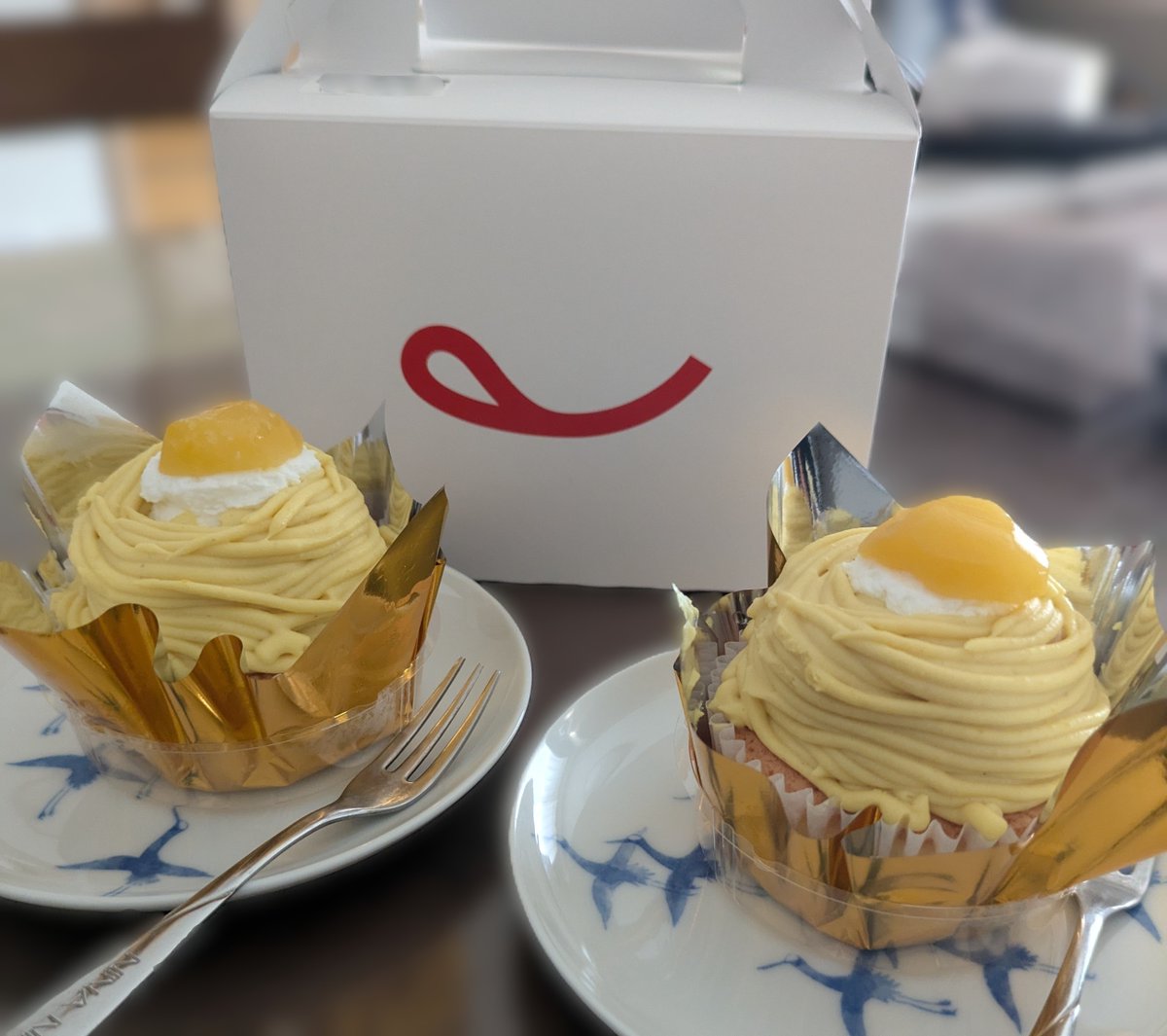 tawaba_88's tweet photo. 不二家のマロンモンブラン、チョコ生ケーキが今日から２３日まで半額なので購入！！
午前中の早い時間に行ったので買えましたｗ https://t.co/M4MqMhojxt
