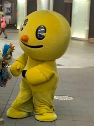 cocotaroplace's tweet photo. 葛飾区 柴又 レンタルスペース
《ココタロープレイス》

千葉駅に行ったら
ピーくんみっけワン🐶

普通に道にいるもんなんだな～

パチンコ業界のさきがけ
ゆるキャラだからね
ピーアークのピーくん！

幕張メッセのGWの
フリマイベントも
ピーくんがやってるワン～

すごいやつなんだワン🐶 https://t.co/XugW83YkBi