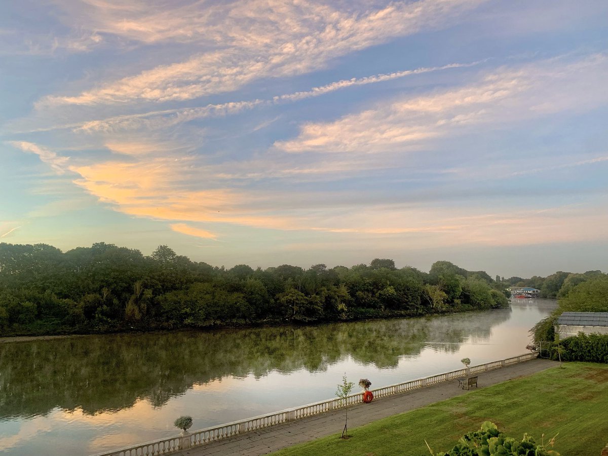 ruths_gallery's tweet photo. Lovely to see autumnal mist rising from the Thames on this cooler morning. 

#mist #thames #twickenham #viewfrommybalcony #sunrise https://t.co/fmLURaM0NU