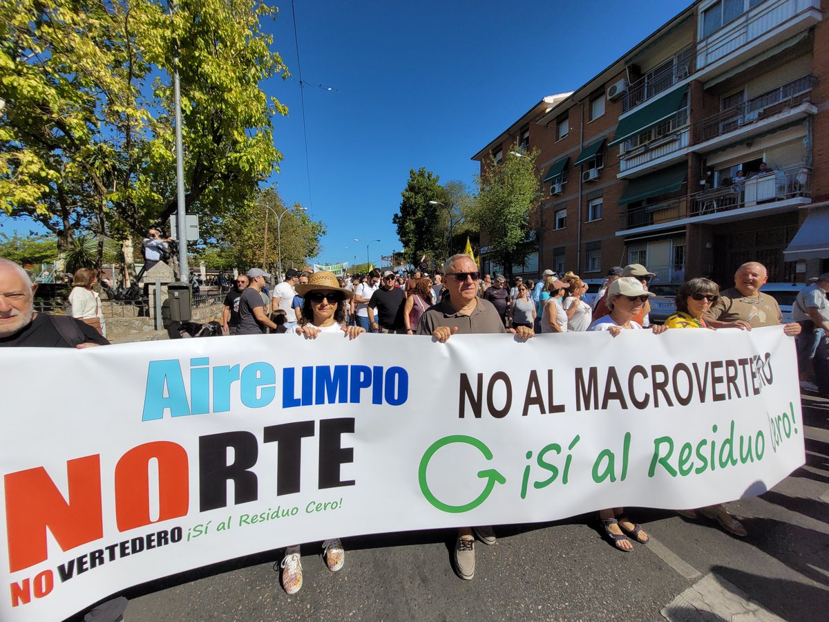 CurioNatural's tweet photo. "Mientras que en Navarra se ha firmado una moratoria", decía @FernandoVallada aquí estamos de manifestación por una planta de Biogás tan gigantesca que ni trayendo basura de cientos de km alrededor sería suficiente para alimentarla. @airelimpionorte @TresCantosNews #ColmenarViejo https://t.co/xaMR8zdO0W