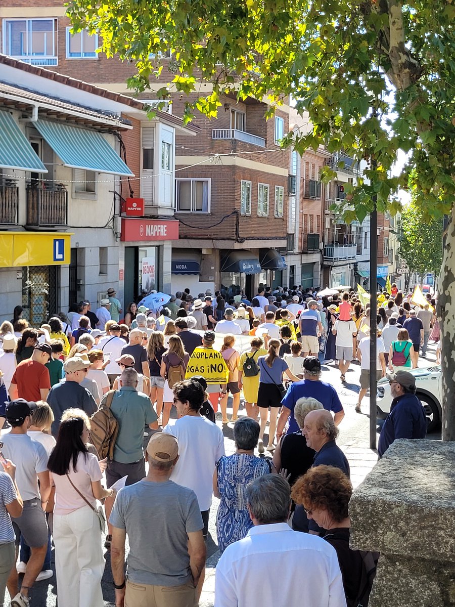 CurioNatural's tweet photo. "Mientras que en Navarra se ha firmado una moratoria", decía @FernandoVallada aquí estamos de manifestación por una planta de Biogás tan gigantesca que ni trayendo basura de cientos de km alrededor sería suficiente para alimentarla. @airelimpionorte @TresCantosNews #ColmenarViejo https://t.co/xaMR8zdO0W