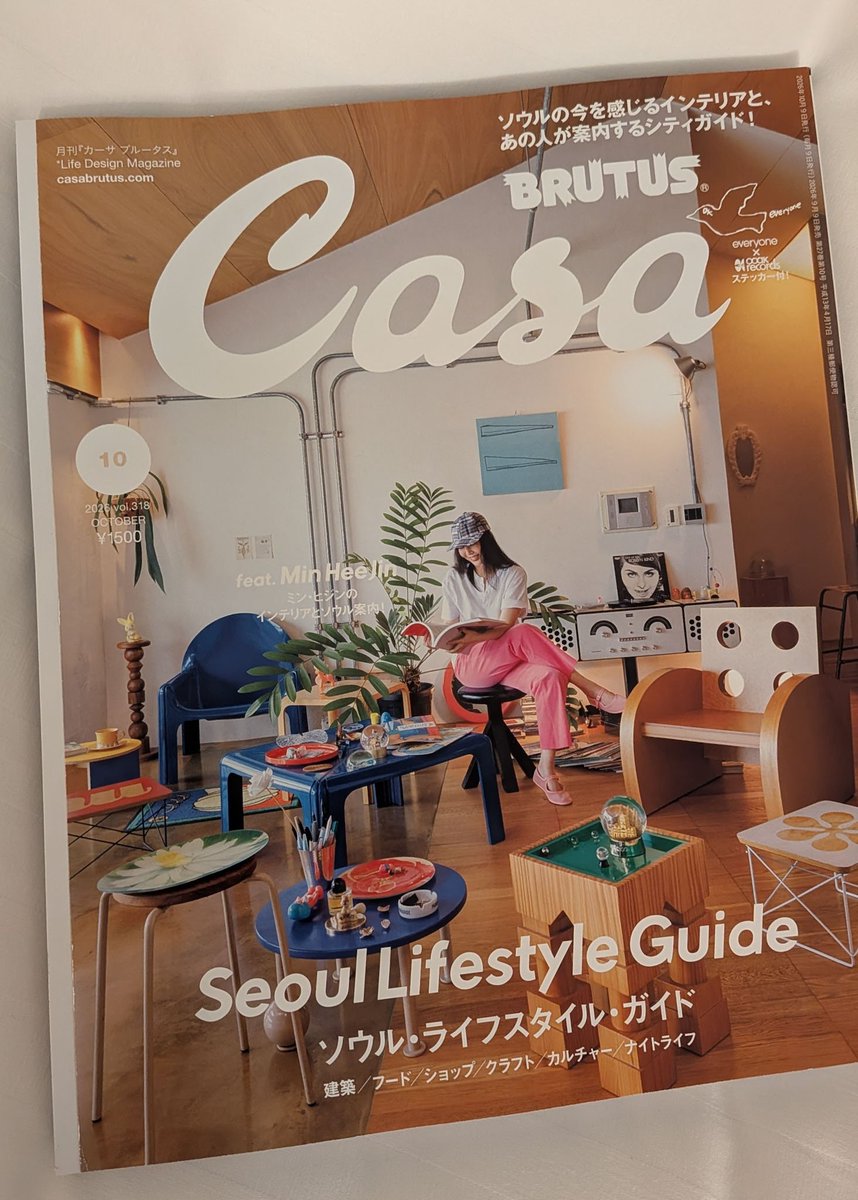 achakovsky's tweet photo. 行きに羽田空港の蔦屋で旅のお供に買った『Casa BRUTUS』ソウル特集。新しくなったd&amp;departmentが載っててそこには行ったけどそれ以外は読み込めてなく。ソニア・パークさんの小冊子的なのが付いてて懐かしかった。 https://t.co/xPLKOmX7Yy