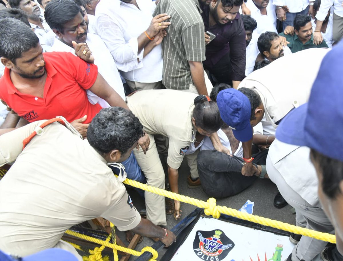 YSRCParty's tweet photo. 🚨 #MegaDSCScam

విజయవాడ శాప్ కార్యాలయం వద్ద భారీగా వైయస్‌ఆర్‌సీపీ శ్రేణులు నిరసన

డీఎస్సీ స్పోర్ట్స్ కోటాలో అక్రమ నియామకాల్ని ప్రశ్నిస్తూ.. శాంతియుతంగా నిరసన తెలుపుతున్న వైయస్‌ఆర్‌సీపీ నాయకులు, పార్టీ కార్యకర్తలు

ఎక్కడికక్కడ పోలీసులు బారికేడ్లు పెట్టి ఆంక్షలు పెట్టినా.. అడ్డంకులను దాటుకుని శాప్ కార్యాలయం వద్దకు భారీగా చేరుకున్న పార్టీ శ్రేణులు 

శాప్‌ ఆఫీసు ఎదుట బైఠాయించి.. డీఎస్సీ అక్రమాలపై సీబీఐ విచారణ జరపాలని డిమాండ్‌

#SadistChandraBabu
#DSCScamByNaraLokesh
#ScamsterBabu
#LooterLokesh