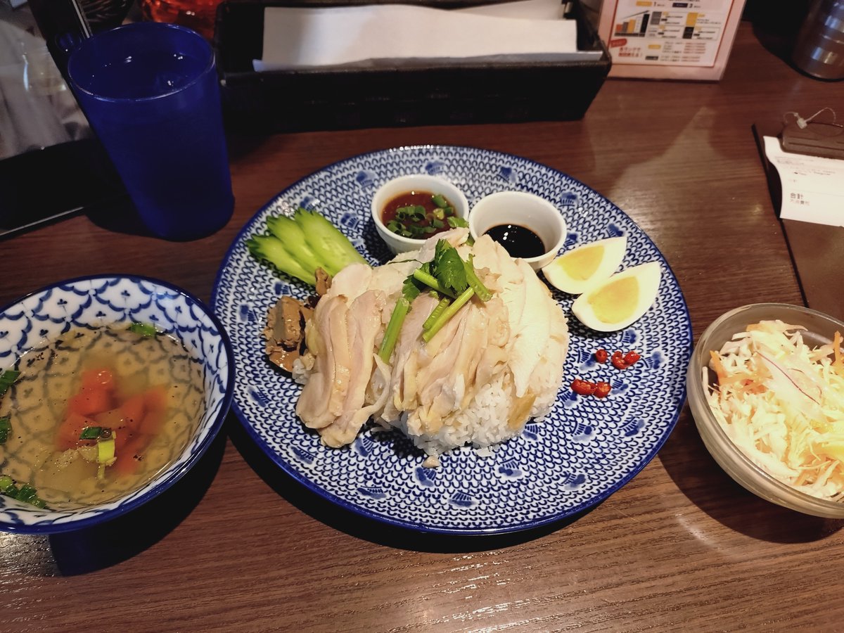 noah_plastics's tweet photo. やっと連休始まったか…？（あと3日しかないが🐸）
都会はちょっと歩くとカオマンガイあって助かる🇹🇭 https://t.co/zSwOcAuG9o