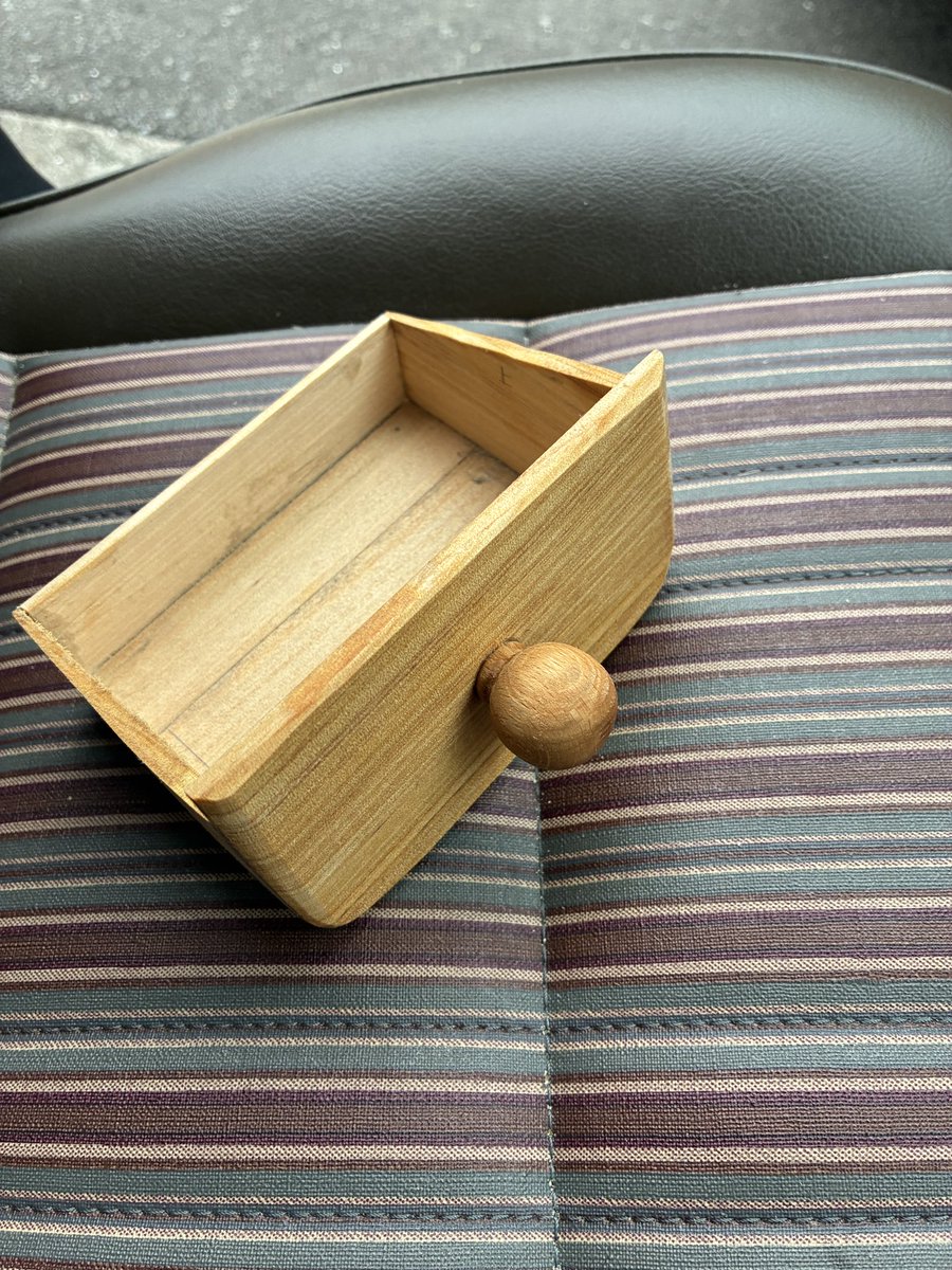 lonmomi1981's tweet photo. JA11のセンターコンソールの小物スペース用に引出しをDIYで作成。 https://t.co/QyaIjxQULB