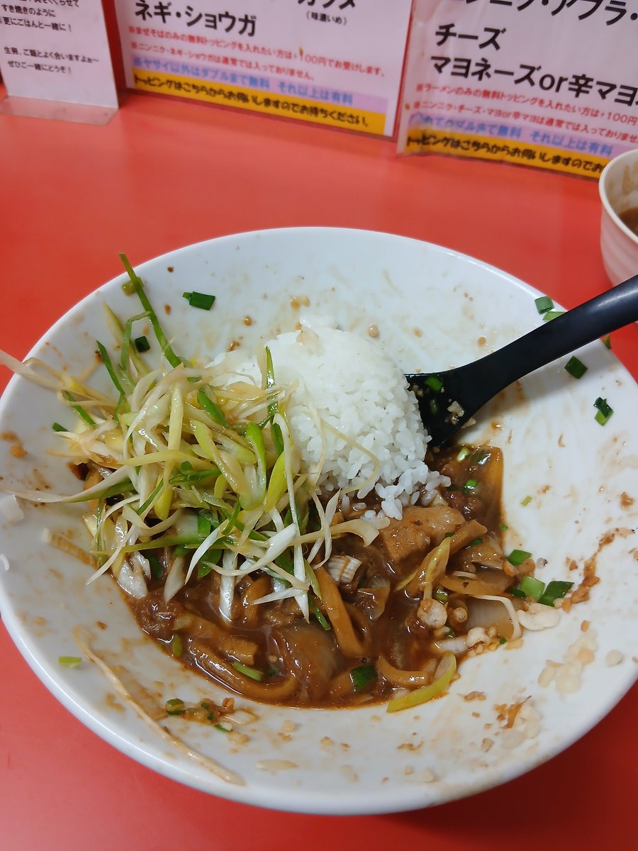 shigurunrunrun's tweet photo. らー麺　ぶたのジョーさんにて♪
レアメニューの｢スタミナブラック｣の登場⭐肉と玉ねぎのスタミナ炒めが乗った1杯🍜汁なしver.にふわとろ角煮と味ネギ&amp;ライス🍚もちろん〆は🍚ドボンで大満足♪
なかなかタイミンクが合わないスタミナブラック…次回が楽しみ✨ https://t.co/3MtBVugm3x