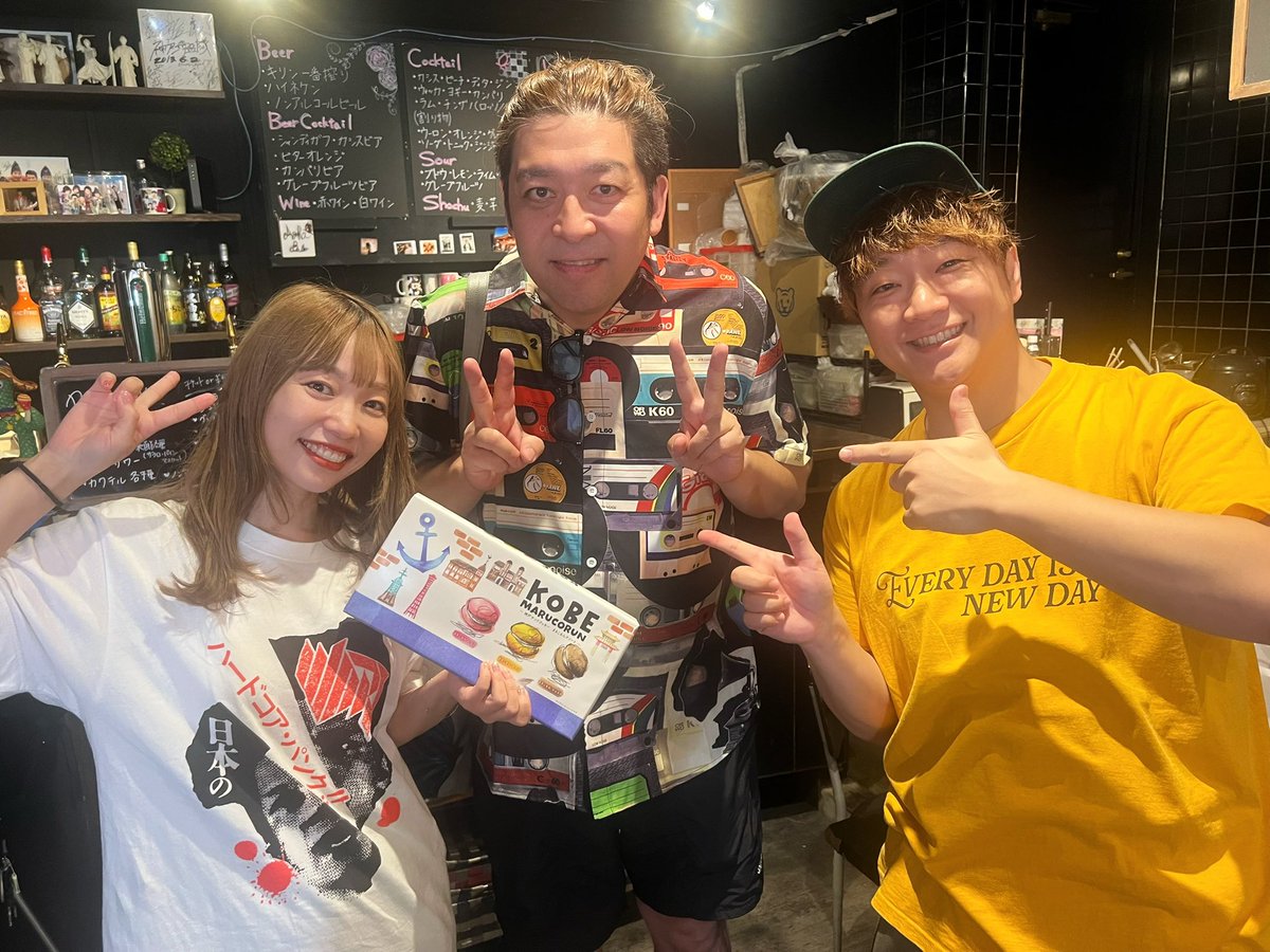 asarengirls's tweet photo. 昨日クマガイさんが差し入れを持ってアゲハベースに来てくださいました！😆嬉しい〜！！🫶

いいTシャツ着てるやん！と言っていただきました🥹

ライブ前にパワーもらえました〜❤️‍🔥💪

サ https://t.co/UJE5PxR2lh