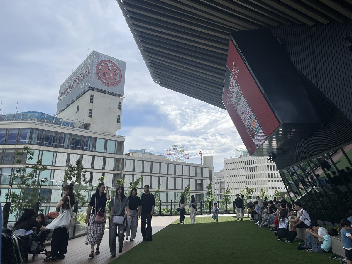 imuffy's tweet photo. ハレザに初。
台風の名残りかビル風なのか、超強風🌬️のテラス。 https://t.co/sYSTv5KQSE