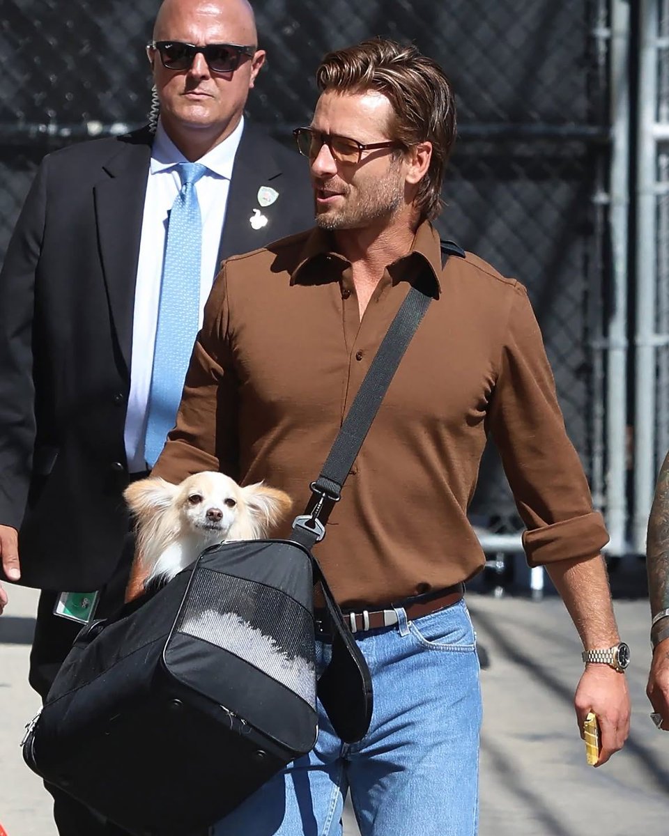 fullswadmayhem's tweet photo. 🐶 New @glenpowell and Brisket sighting! ! All is well in the world! !
📍: @cosmopolitan | Talent: @glenpowell | Pet: Brisket | Vibe: A wholesome sighting of Glen Powell and his dog https://t.co/dTdk7196Qp