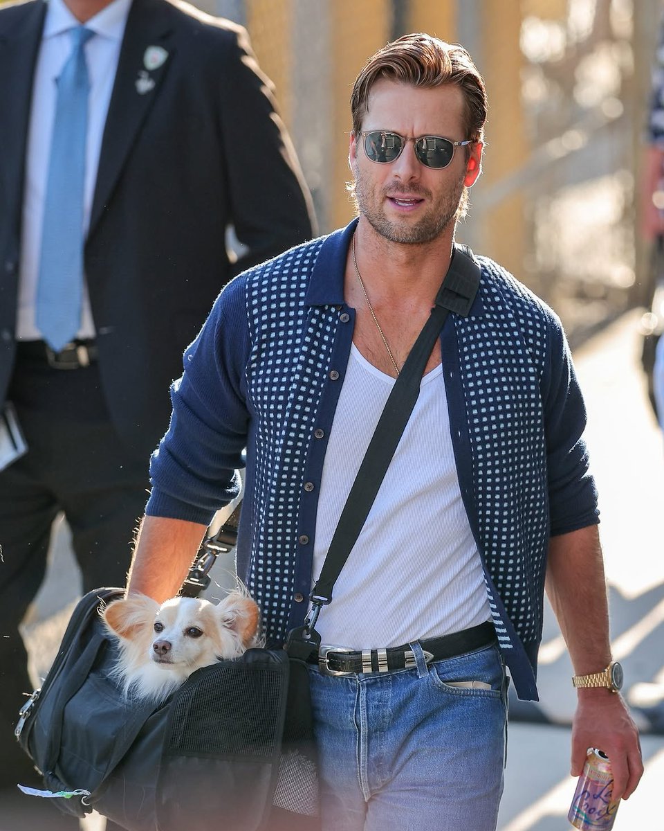fullswadmayhem's tweet photo. 🐶 New @glenpowell and Brisket sighting! ! All is well in the world! !
📍: @cosmopolitan | Talent: @glenpowell | Pet: Brisket | Vibe: A wholesome sighting of Glen Powell and his dog https://t.co/dTdk7196Qp