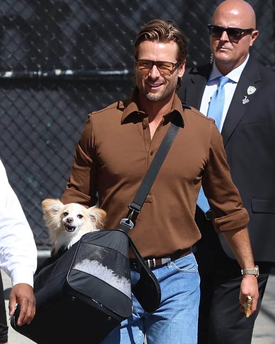 fullswadmayhem's tweet photo. 🐶 New @glenpowell and Brisket sighting! ! All is well in the world! !
📍: @cosmopolitan | Talent: @glenpowell | Pet: Brisket | Vibe: A wholesome sighting of Glen Powell and his dog https://t.co/dTdk7196Qp