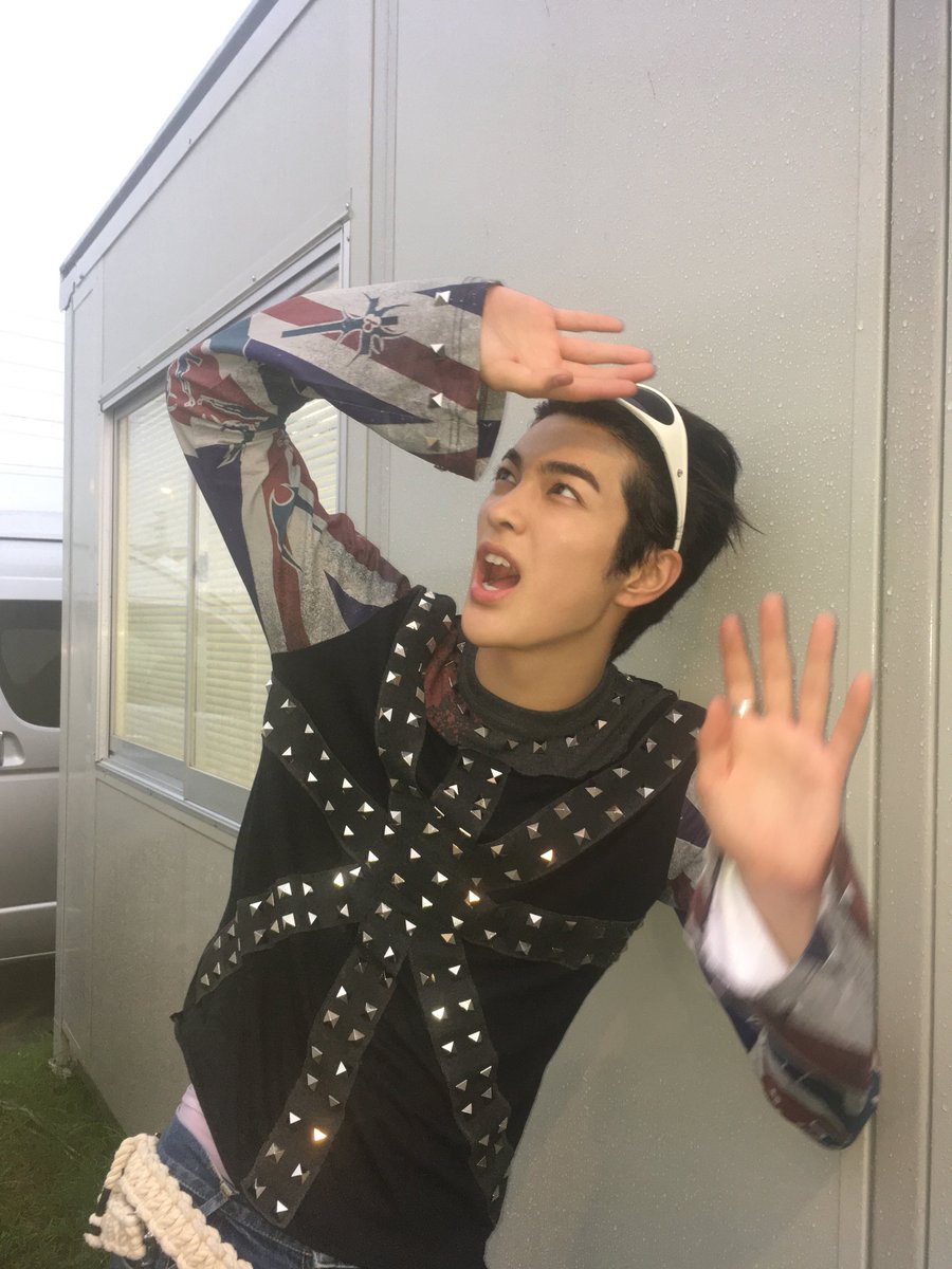 legendofkatusa's tweet photo. 홍대인디클럽 매일개근하는 밴드맨개놈 담타중 이상형발견 https://t.co/rtR9HBfZKJ
