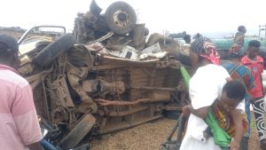 RealMoshudKarim's tweet photo. BREAKING: Three injured, six vehicles damaged as a 40-foot tanker reportedly loses control and crashes into vehicles at Ikpoba Hill, Benin City.

The tanker, said to be carrying groundnut oil, reportedly suffered brake failure before hitting a...

#IkpobaHill #BeninCity #EdoState https://t.co/r7ytP3HgAm