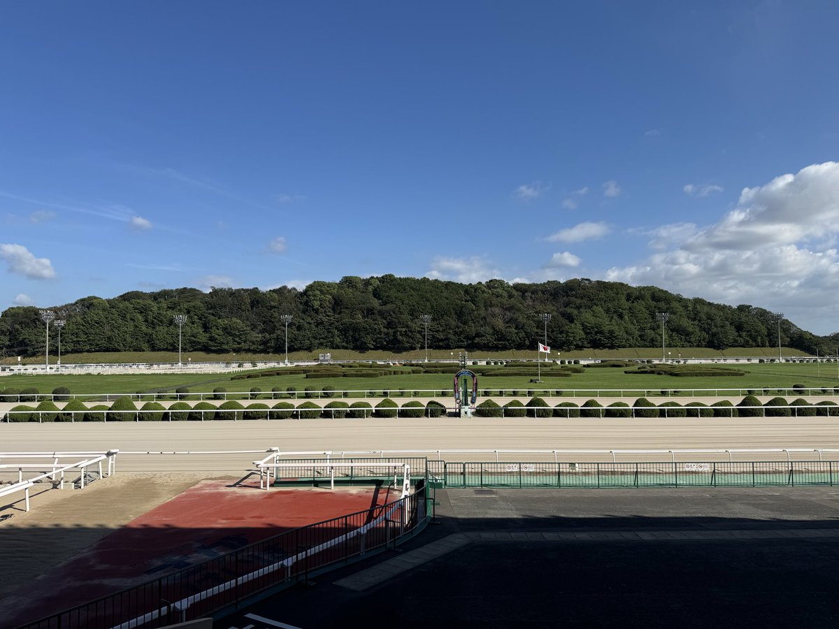 sagaimamura's tweet photo. 連続開催の３日目の佐賀競馬場。

天候は「晴れ」、馬場発表は「良」。

メインは第４レース(９頭立て)、そして最終第９レースは１４頭立て！
本日もお楽しみ下さい🐎✨

MCは #井上瑠香さん、
解説は今村です。

#さがけいば #サガデーナイト競馬
#UMATENA
#うまかつアプリ https://t.co/bX5J1N1N6T