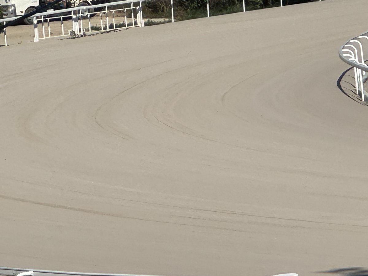 sagaimamura's tweet photo. 連続開催の３日目の佐賀競馬場。

天候は「晴れ」、馬場発表は「良」。

メインは第４レース(９頭立て)、そして最終第９レースは１４頭立て！
本日もお楽しみ下さい🐎✨

MCは #井上瑠香さん、
解説は今村です。

#さがけいば #サガデーナイト競馬
#UMATENA
#うまかつアプリ https://t.co/bX5J1N1N6T