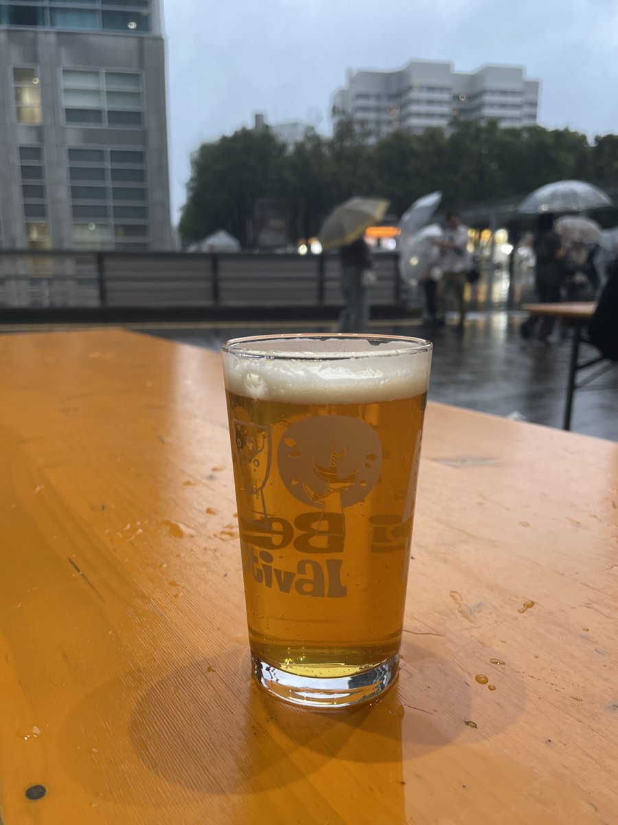 hiwaka's tweet photo. 降水量は2枚めで察して!😅
2026秋けやきDay5、6杯めは北海道上富良野・忽布古丹醸造のアメリカンIPA「epitta」
ソラチエース由来の、ヒノキやヒバのような香りがすごい🪵
そして味もそのまま。ガッツリ苦くて白木の味わい😳
#beerkeyaki https://t.co/rP3k5QpObp