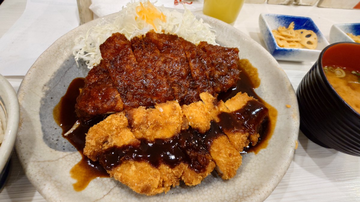 torokan2's tweet photo. ずっと名古屋で食べたかった矢場とん！
ようやく来れた！
油があっさりで黙々食べられたよ！ https://t.co/OqMWU7o5SZ