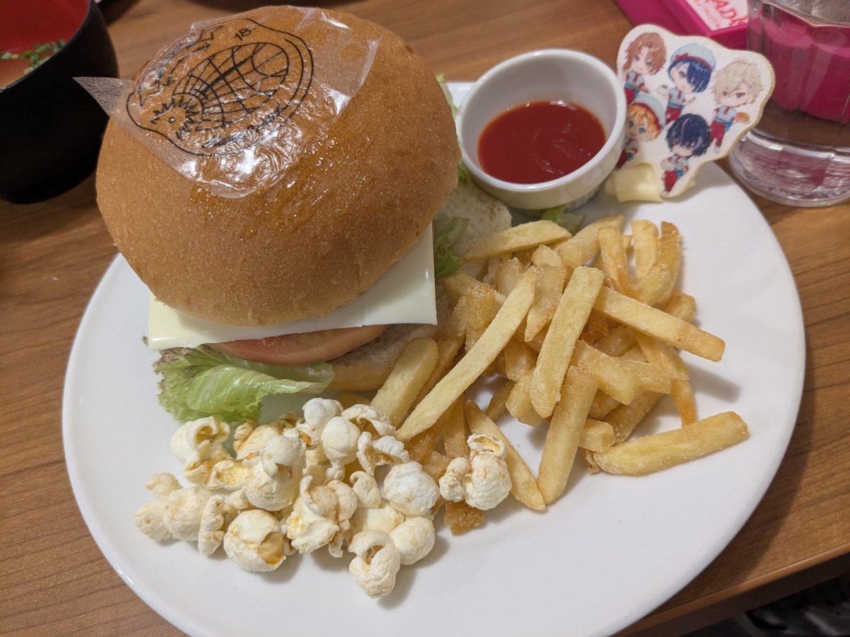 neneka531's tweet photo. エイトリ　スイパラ✨️
美味しかった♡♡
ランダムは無事敗北✌
物販は凪さんのアクスタ買いましたかわいい😍
ハンバーガーの量だいぶ多かったです😓
お腹空いてる時にいけばよかったかも🤔 https://t.co/FcGQ8Pdf5c