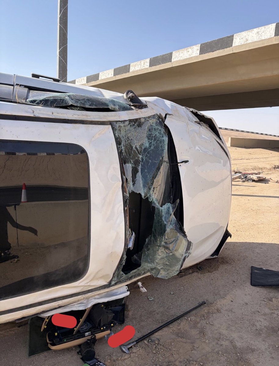 QioHub's tweet photo. رجل الأعمال محمود فجال:

لما السيارة انقلبت فيني كنت صاحي وشفت كل لحظة.

زجاج ينكسر، صوت تحطيم، أكياس الهواء طلعت.

وفجأة وقفت السيارة، باب فوق وباب تحت.

فكيت الحزام وما قدرت أفتح ولا باب، كملت كسر الزجاج الأمامي برجلي وطلعت.

والجوال لحاله اتصل على ٩١١، الو السيارة انقلبت فيني.

قالوا لي أنت بخير ؟ وأكدوا الموقع وخلال دقيقتين وصلت الإسعاف وبعدها بـ 3د وصلت الدوريات.