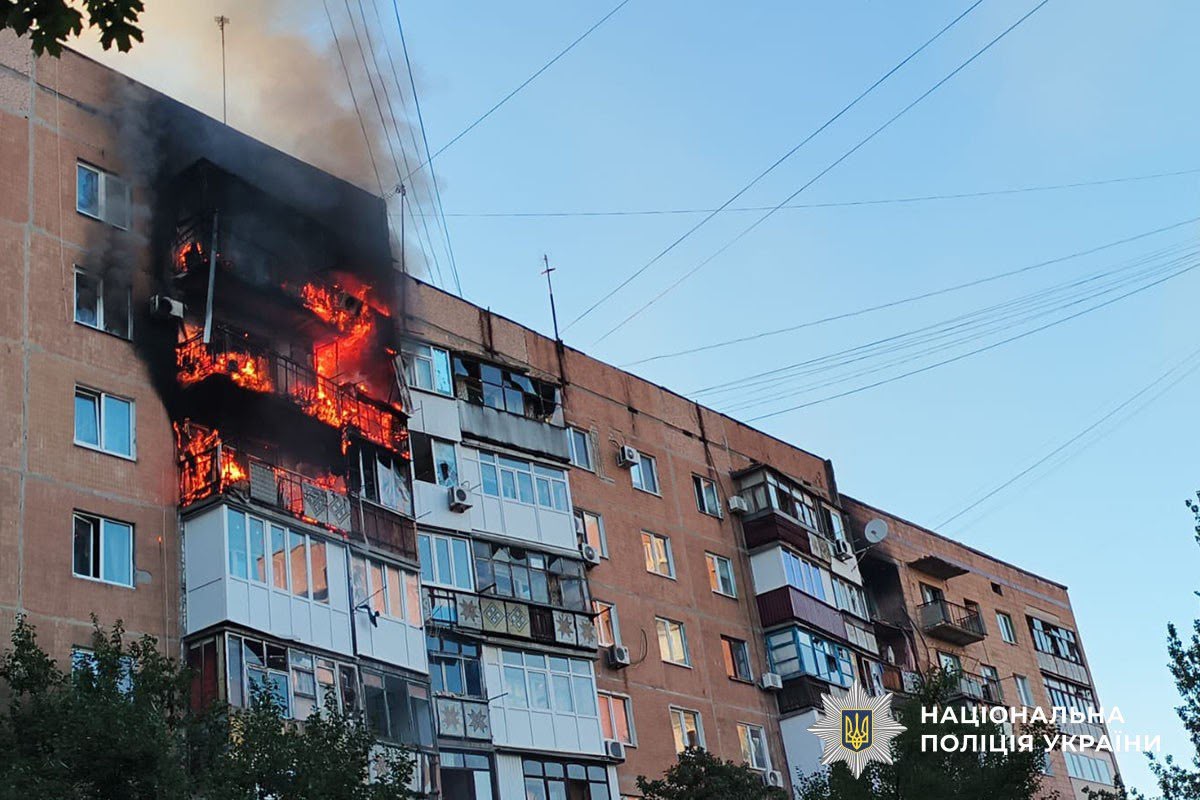 ZelenskyyUa's tweet photo. Дуже жорстокий цілеспрямований російський обстріл Запоріжжя був від вечора. Пошкоджено житлові дев’ятиповерхівки, корпус університету, торговельний центр та котельню. Станом на зараз відомо про п’ятьох поранених, частину жителів евакуювали. У Лозовій на Харківщині через удар дроном загинула жінка. Мої співчуття рідним і близьким. Ще троє людей поранені. Загалом увечері та протягом ночі росіяни завдали ударів по десяти наших областях.

Росія не зменшує своїх ескалаційних кроків і дає багато сигналів про готовність розширити війну. Все це відбувається на фоні того, що стабільність світу вже зруйновано цією війною. Ми повинні й далі тиснути на агресора, щоб закінчити цю війну. Кожна відповідь та далекобійні санкції – це тиск, який реально працює, і світ це відчуває. Але паралельно дипломатія має працювати. На Генасамблеї ООН будемо говорити про те, як спільними зусиллями прийти до миру. Це головне завдання, яким мають займатися всі лідери. Дякую всім, хто допомагає.