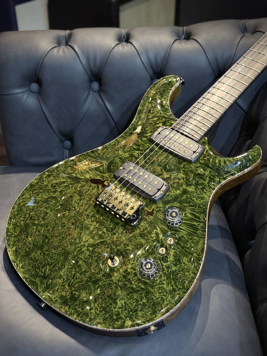 ishibashichamz's tweet photo. 【#PRSフロア】
当店スタッフオーダーの「Private Stock #12293 Custom 24-08 Rainforest」が入荷🔥

現地ファクトリーで素晴らしいバール・メイプルに出会えたことで、非常にインパクトのある個体に仕上がりました。

PRSが誇る卓越した技術力と美意識を凝縮した特別な一本です。

#PRS #PrivateStock https://t.co/jkZK110tu8