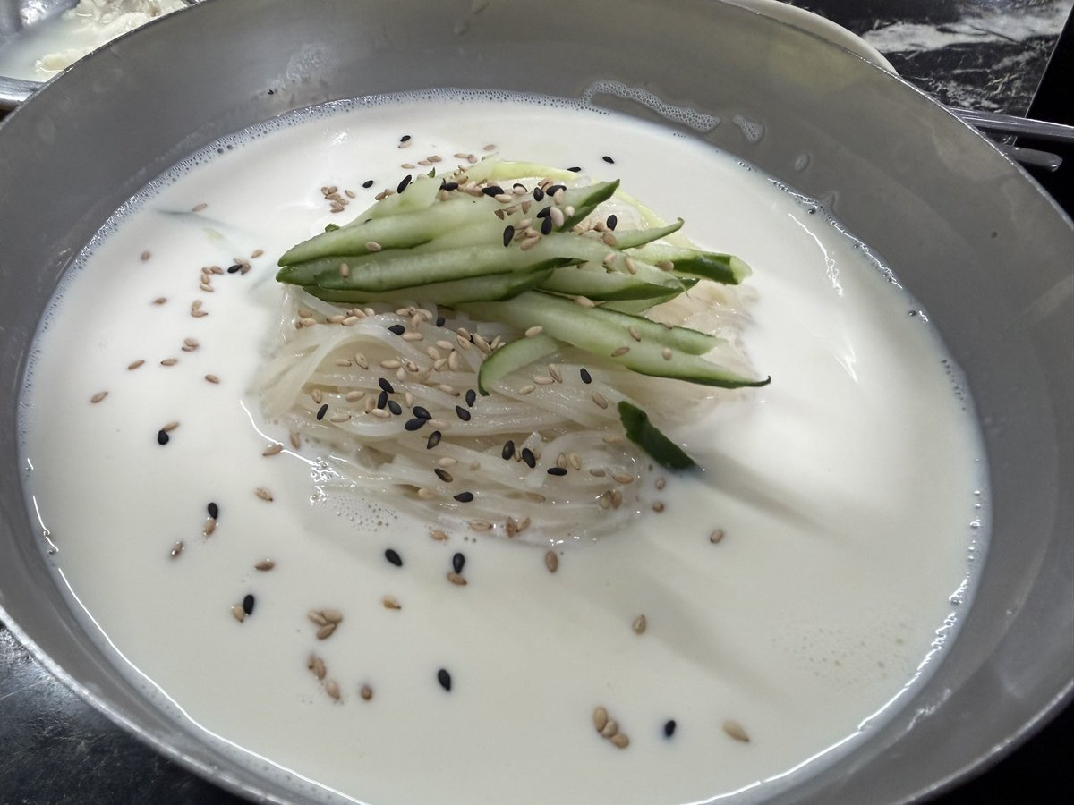 chorokbaram's tweet photo. 토요일에 아차산 갔다가 할아버지순두부집 갔는데 술 마시는 사람이 없어서 저 많은 막걸리를 뒤로하고 나왔다. 여기는 순두부가 최고고 콩국수는 너무 묽고 연했다. https://t.co/xu2Y3iJq1q