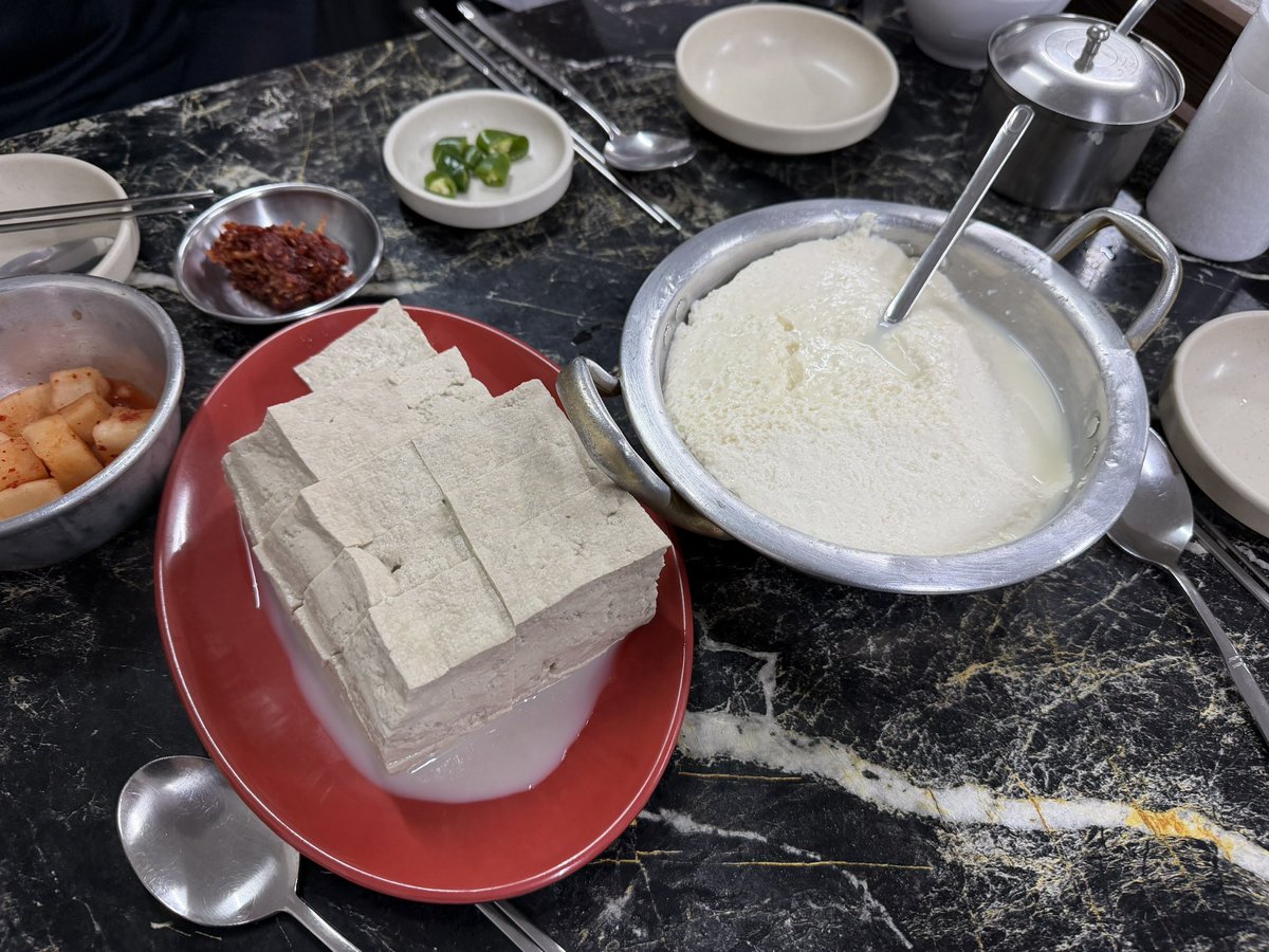 chorokbaram's tweet photo. 토요일에 아차산 갔다가 할아버지순두부집 갔는데 술 마시는 사람이 없어서 저 많은 막걸리를 뒤로하고 나왔다. 여기는 순두부가 최고고 콩국수는 너무 묽고 연했다. https://t.co/xu2Y3iJq1q